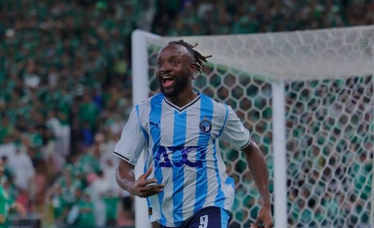 Vainqueur et meilleur buteur de la Ligue des Champions de la CAF, meilleur joueur interclubs africain, meilleur buteur de la Coupe Intercontinentale de la FIFA... Ces distinctions majeures accumulées en une seule année prouvent que Fiston Mayele ne traverse pas simplement une « bonne période » : il bâtit un sommet.