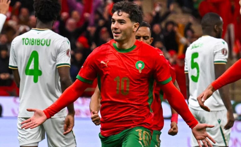 Au retour des vestiaires, l'intensité ne faiblit pas. Le verrou comorien, bien que solide, finit par céder à la 55e minute. Sur un mouvement collectif de haute école initié par Noussair Mazraoui, Brahim Diaz hérite du ballon dans la surface. L’attaquant madrilène fait preuve d'un sang-froid glacial pour ajuster le gardien et libérer tout un stade. Désormais devant au score, le Maroc gagne en sérénité face à des Comores physiquement émoussés par leurs efforts défensifs. Le break définitif arrive à la 74e minute sur un éclair de génie : Ayoub El Kaabi, d'un geste acrobatique spectaculaire, double la mise et éteint les derniers espoirs adverses. 2-0, la messe est dite.