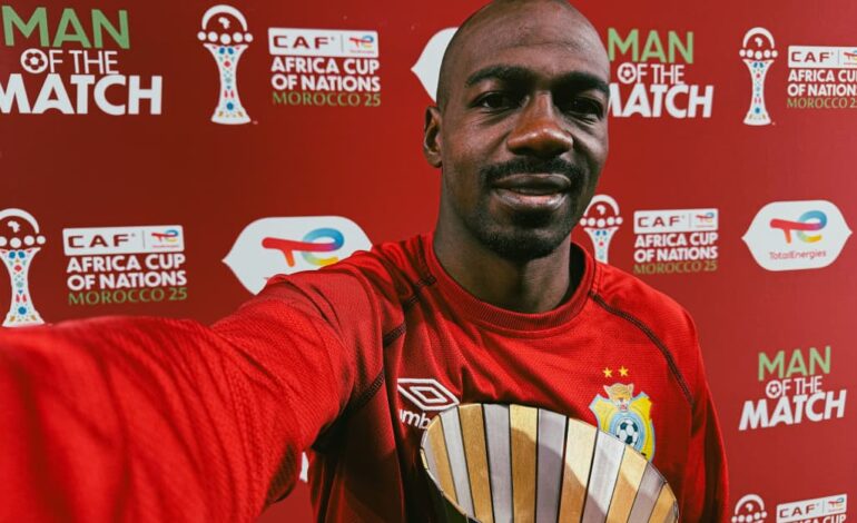 Aligné dans un rôle de meneur, Kakuta a dicté le tempo avec calme, lucidité et inspiration. Chaque ballon touché respirait la maîtrise, chaque prise de décision faisait avancer la RDC.