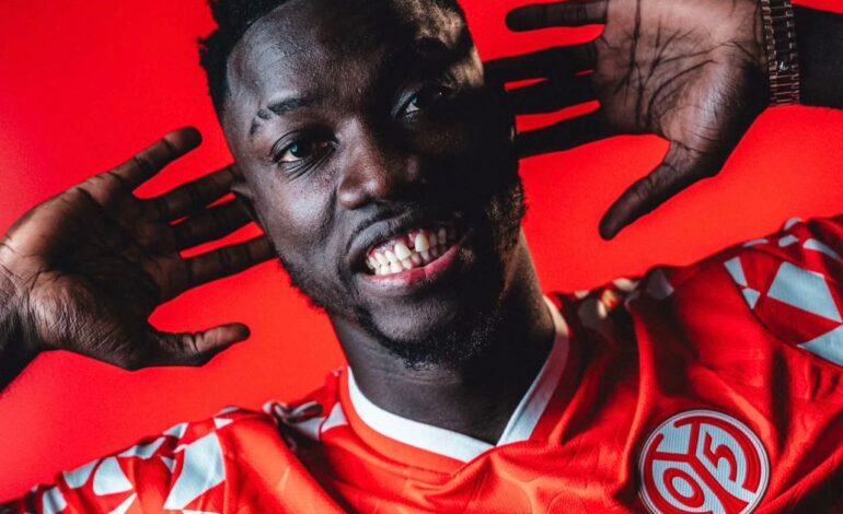 Après une période faste à Stuttgart, où il avait brillé avec 35 buts et 21 passes décisives en 132 apparitions, le natif de Kinshasa avait vu son horizon s’obscurcir en raison de blessures récurrentes. Parti se relancer en prêt à l’Étoile Rouge de Belgrade lors de la saison 2024-2025, Silas y a retrouvé des couleurs. Avec un bilan solide de 7 buts en 24 matchs, il a profité de l'exposition de la Ligue des Champions pour prouver qu’il n'avait rien perdu de ses qualités athlétiques. Désormais lié à Mayence, le Léopard revient dans un championnat qu'il connaît par cœur avec la ferme intention de redevenir un joueur frisson de la Bundesliga.