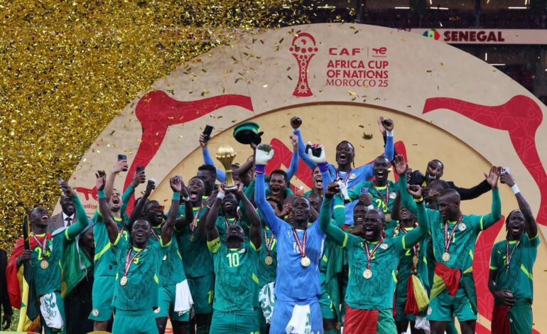 Le Sénégal sur le toit de l’Afrique : nuit historique à Rabat 🇸🇳🏆 Le coup de sifflet final retentit au stade Moulay Abdellah de Rabat et libère tout un peuple. Dans une finale haletante, tendue jusqu’à la dernière seconde, le Sénégal est sacré champion de la Coupe d’Afrique des Nations Maroc 2025, au terme d’un scénario à couper le souffle face au pays hôte, le Maroc. Entre décisions arbitrales controversées, occasions manquées et explosion de joie finale, cette soirée entre déjà dans la grande histoire du football africain.